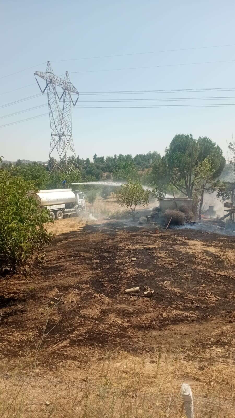 Yatağan'da Yangın: Elektrik Direğinden Çıkan Alevler Bahçelere Sıçradı 5